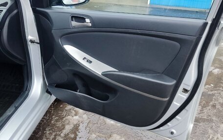 Hyundai Solaris II рестайлинг, 2015 год, 780 000 рублей, 17 фотография