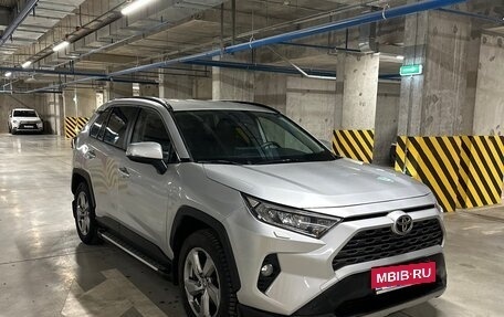 Toyota RAV4, 2020 год, 3 300 000 рублей, 2 фотография