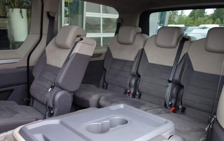 Volkswagen Multivan, 2022 год, 6 300 000 рублей, 9 фотография