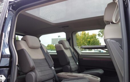 Volkswagen Multivan, 2022 год, 6 300 000 рублей, 10 фотография