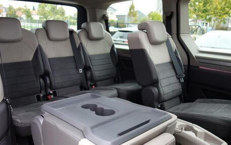 Volkswagen Multivan, 2022 год, 6 300 000 рублей, 17 фотография