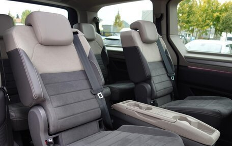 Volkswagen Multivan, 2022 год, 6 300 000 рублей, 16 фотография