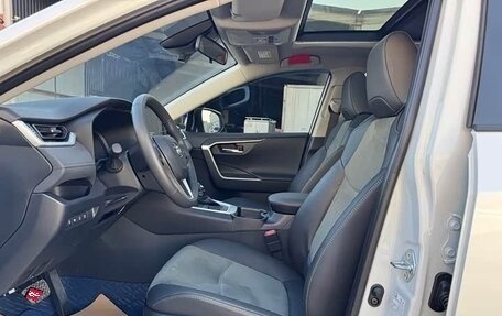 Toyota RAV4, 2024 год, 4 000 000 рублей, 9 фотография