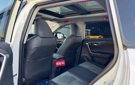 Toyota RAV4, 2024 год, 4 000 000 рублей, 10 фотография