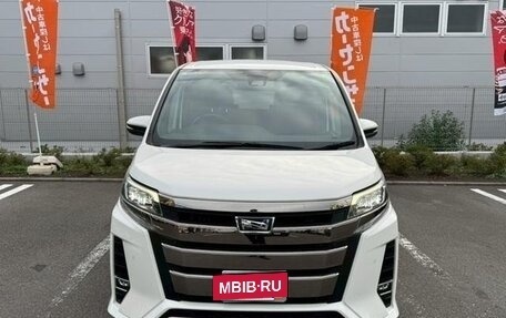 Toyota Noah III, 2019 год, 1 876 000 рублей, 2 фотография