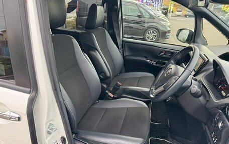 Toyota Noah III, 2019 год, 1 876 000 рублей, 14 фотография