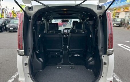 Toyota Noah III, 2019 год, 1 876 000 рублей, 15 фотография