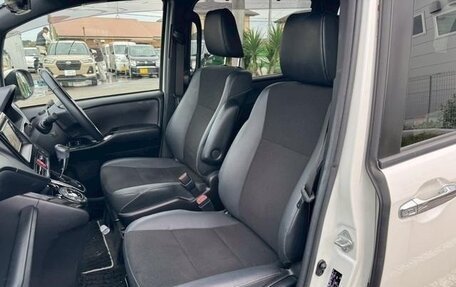 Toyota Noah III, 2019 год, 1 876 000 рублей, 19 фотография
