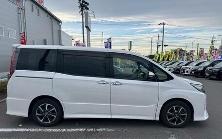 Toyota Noah III, 2019 год, 1 876 000 рублей, 10 фотография