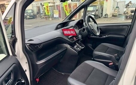 Toyota Noah III, 2019 год, 1 876 000 рублей, 18 фотография