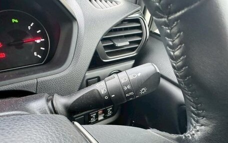 Toyota Noah III, 2019 год, 1 876 000 рублей, 27 фотография