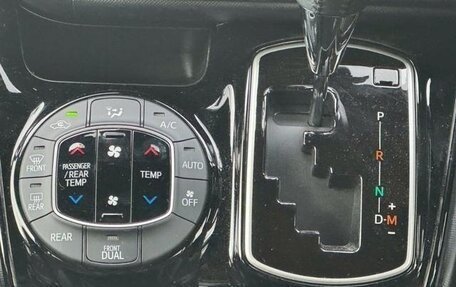 Toyota Noah III, 2019 год, 1 876 000 рублей, 30 фотография