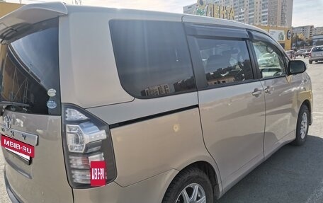 Toyota Voxy II, 2013 год, 1 700 000 рублей, 2 фотография