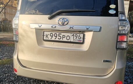 Toyota Voxy II, 2013 год, 1 700 000 рублей, 5 фотография