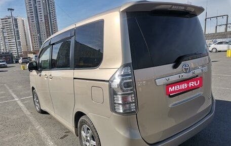 Toyota Voxy II, 2013 год, 1 700 000 рублей, 3 фотография
