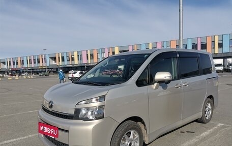 Toyota Voxy II, 2013 год, 1 700 000 рублей, 4 фотография