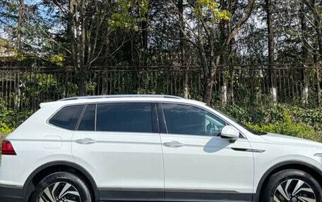 Volkswagen Tiguan II, 2022 год, 2 630 000 рублей, 2 фотография