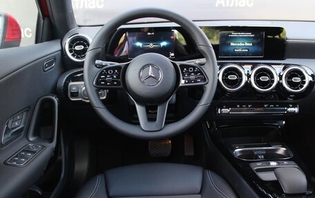 Mercedes-Benz A-Класс, 2018 год, 2 200 000 рублей, 11 фотография