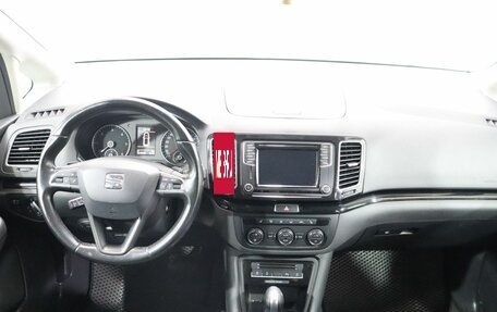 SEAT Alhambra II рестайлинг, 2015 год, 1 600 000 рублей, 13 фотография