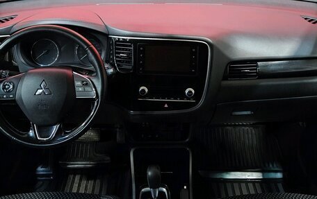 Mitsubishi Outlander III рестайлинг 3, 2021 год, 1 985 000 рублей, 9 фотография