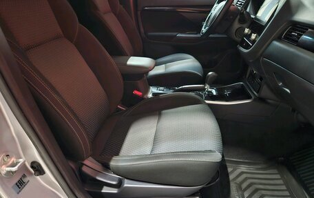 Mitsubishi Outlander III рестайлинг 3, 2021 год, 1 985 000 рублей, 11 фотография