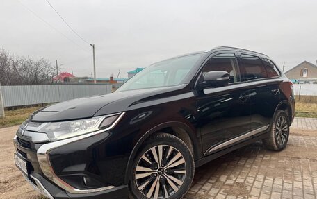 Mitsubishi Outlander III рестайлинг 3, 2021 год, 2 410 000 рублей, 3 фотография