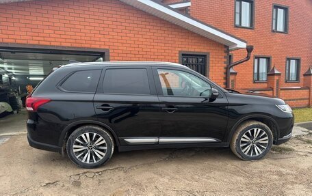 Mitsubishi Outlander III рестайлинг 3, 2021 год, 2 410 000 рублей, 1 фотография