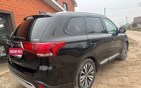 Mitsubishi Outlander III рестайлинг 3, 2021 год, 2 410 000 рублей, 5 фотография