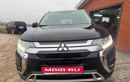Mitsubishi Outlander III рестайлинг 3, 2021 год, 2 410 000 рублей, 6 фотография