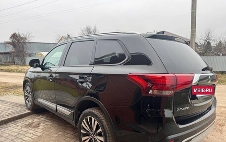 Mitsubishi Outlander III рестайлинг 3, 2021 год, 2 410 000 рублей, 4 фотография