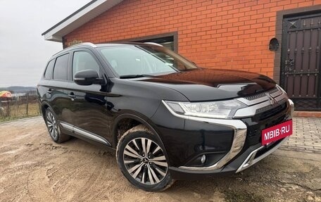 Mitsubishi Outlander III рестайлинг 3, 2021 год, 2 410 000 рублей, 2 фотография
