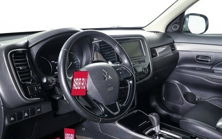 Mitsubishi Outlander III рестайлинг 3, 2019 год, 2 679 000 рублей, 14 фотография