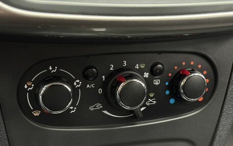 Renault Logan II, 2018 год, 1 049 000 рублей, 12 фотография