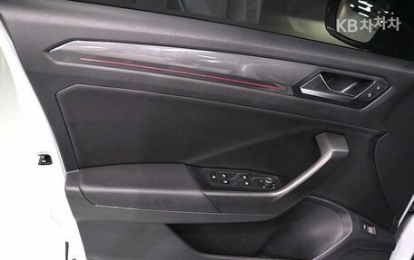 Volkswagen T-Roc I, 2022 год, 2 400 010 рублей, 8 фотография