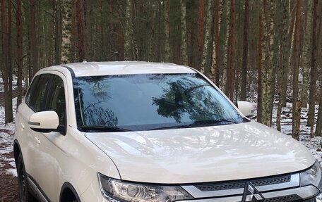 Mitsubishi Outlander III рестайлинг 3, 2020 год, 2 500 000 рублей, 3 фотография