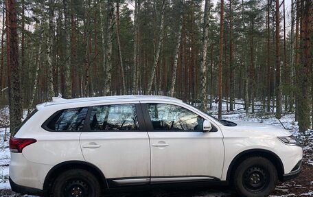 Mitsubishi Outlander III рестайлинг 3, 2020 год, 2 500 000 рублей, 5 фотография