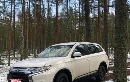 Mitsubishi Outlander III рестайлинг 3, 2020 год, 2 500 000 рублей, 8 фотография