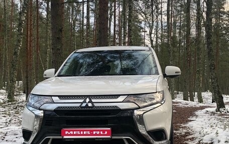 Mitsubishi Outlander III рестайлинг 3, 2020 год, 2 500 000 рублей, 7 фотография