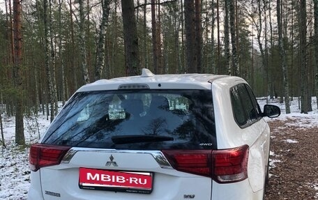 Mitsubishi Outlander III рестайлинг 3, 2020 год, 2 500 000 рублей, 4 фотография