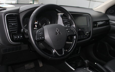 Mitsubishi Outlander III рестайлинг 3, 2017 год, 1 974 000 рублей, 10 фотография