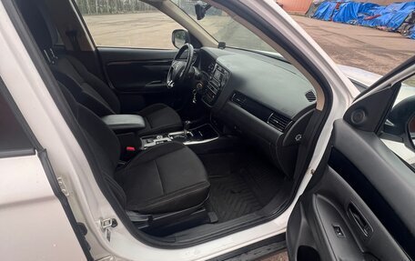 Mitsubishi Outlander III рестайлинг 3, 2018 год, 1 750 000 рублей, 10 фотография