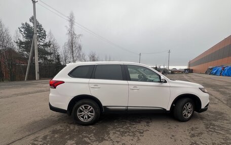 Mitsubishi Outlander III рестайлинг 3, 2018 год, 1 750 000 рублей, 3 фотография