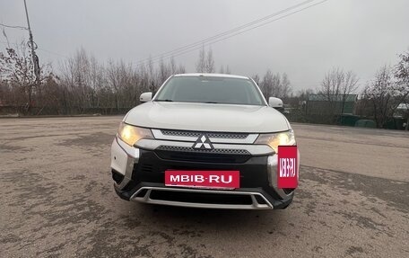 Mitsubishi Outlander III рестайлинг 3, 2018 год, 1 750 000 рублей, 8 фотография