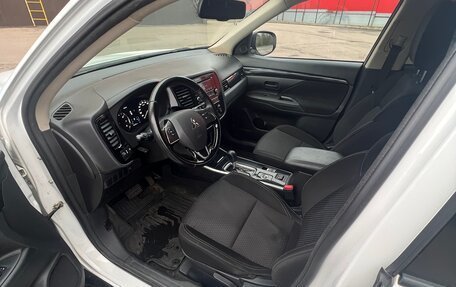 Mitsubishi Outlander III рестайлинг 3, 2018 год, 1 750 000 рублей, 14 фотография