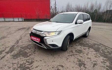 Mitsubishi Outlander III рестайлинг 3, 2018 год, 1 750 000 рублей, 2 фотография