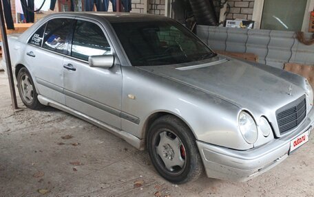 Mercedes-Benz E-Класс, 1997 год, 450 000 рублей, 2 фотография