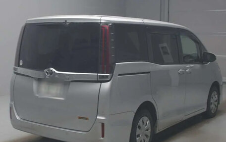 Toyota Noah III, 2021 год, 1 910 000 рублей, 2 фотография