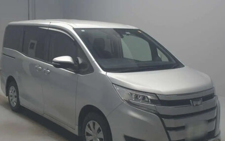 Toyota Noah III, 2021 год, 1 910 000 рублей, 3 фотография