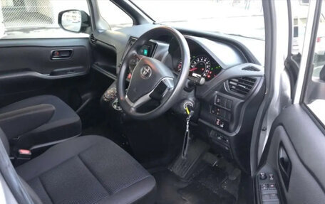 Toyota Noah III, 2021 год, 1 910 000 рублей, 5 фотография