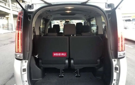 Toyota Noah III, 2021 год, 1 910 000 рублей, 12 фотография